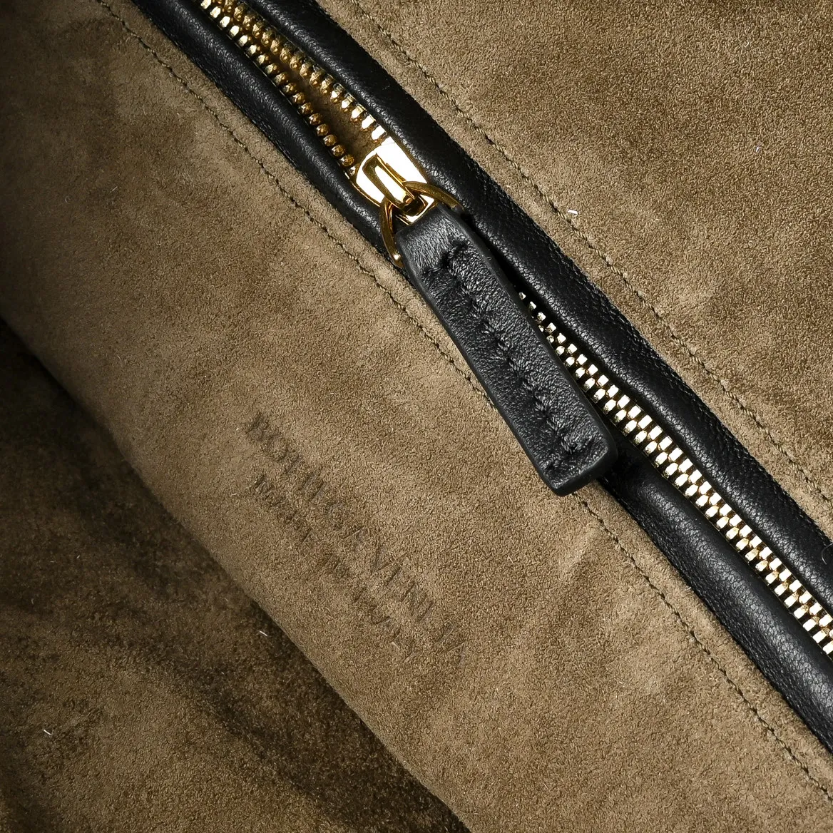Batch 2120 #BV New Veneta handbag ✨ The "ceiling of texture" bag in the woven bag world, so high-end that you can't help but look at it~🥰Using Nappa lambskin lntrecciato quilted weaving process~The texture is particularly stunning, soft but not collapsed, tough but not hard🌟The bag body and handle are integrated and can be carried on the shoulder/hand. It has just the right sense of laziness and casualness🎈The capacity meets all the needs of commuting Just pull the zipper and pack up your own little world, feeling very at ease💚Veneta is a work that speaks for itself with texture🎀 Model: 6737 Size: 44x28x5